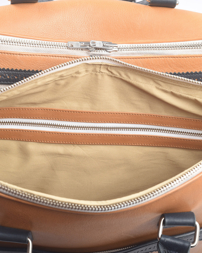 Grand sac de voyage en cuir de veau beige avec finitions bleu marine