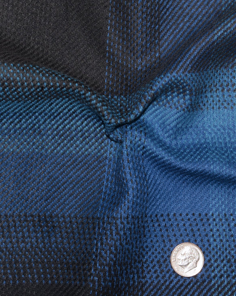 Schwarz-blaues Arbeitshemd mit auffälligen Karos