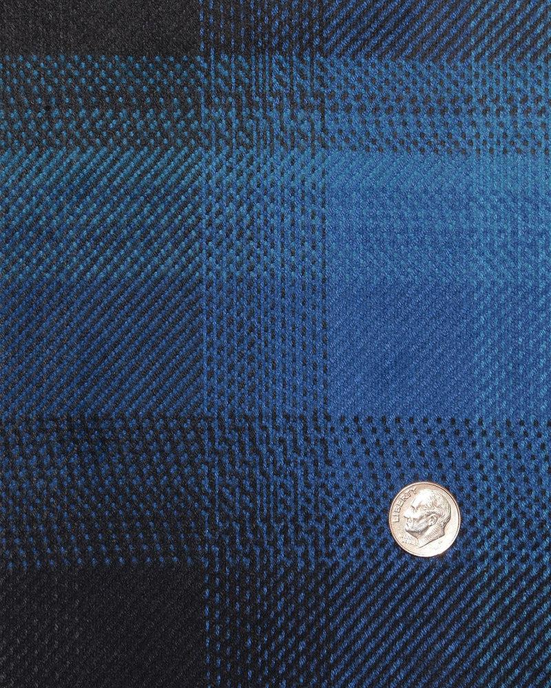 Schwarz-blaues Arbeitshemd mit auffälligen Karos