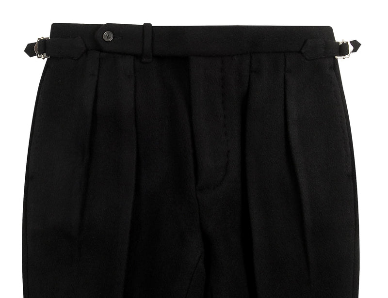 Schwarze, hochgeschnittene Hose aus schwerem Wollflanell