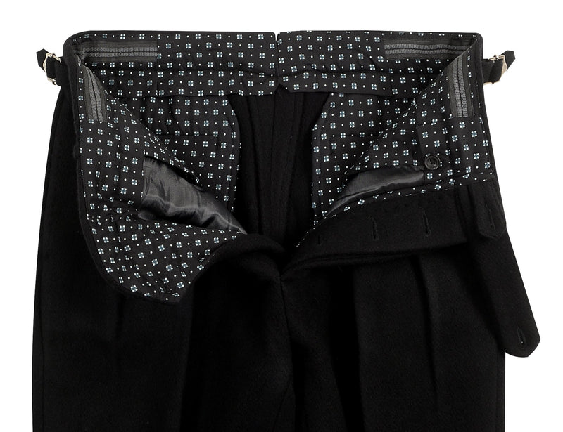 Schwarze, hochgeschnittene Hose aus schwerem Wollflanell