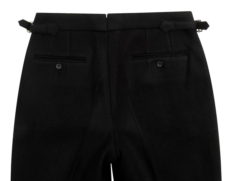 Schwarze, hochgeschnittene Hose aus schwerem Wollflanell