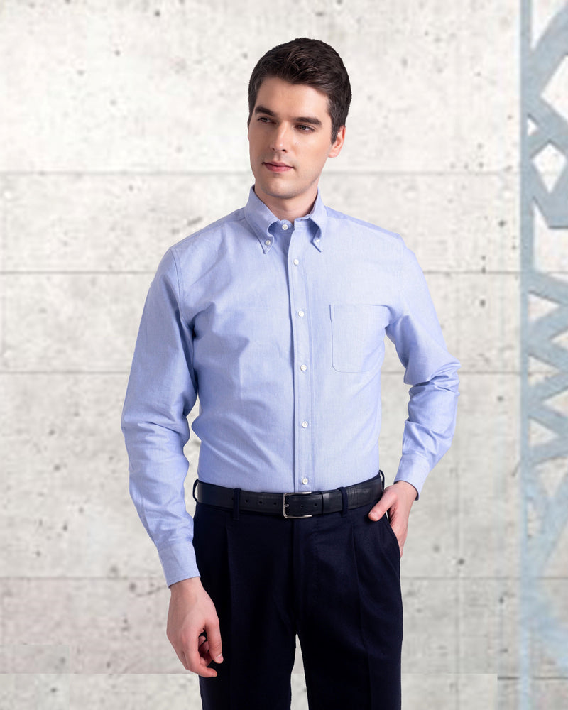 Klassisches blaues Oxford-Hemd