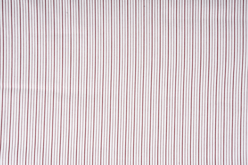 Rotes Nadelstreifenhemd