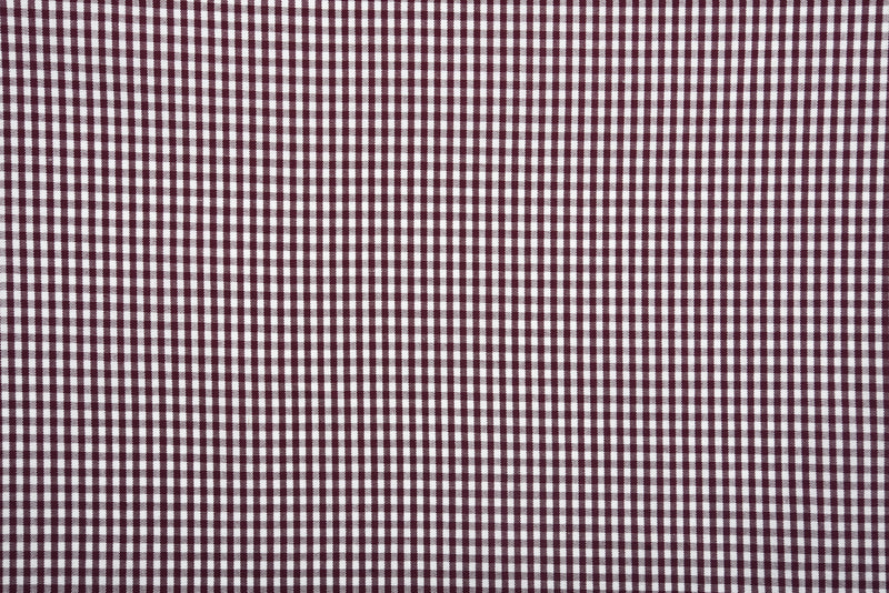 Kastanienbraunes und weißes Gingham-Hemd