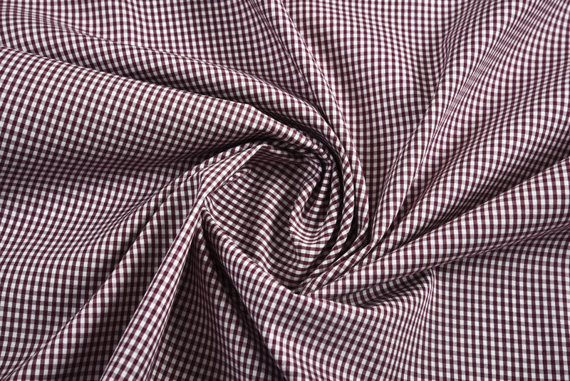 Kastanienbraunes und weißes Gingham-Hemd