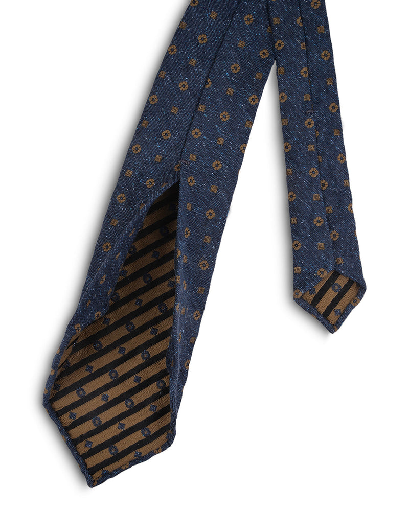 Bronze mit Blumen auf dunkelblauer Krawatte