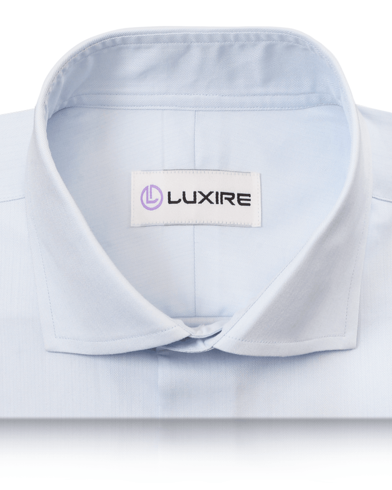 Chemise bleu pâle à chevrons