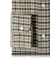 Marineblaues Tattersall-Hemd auf beigem Flanell