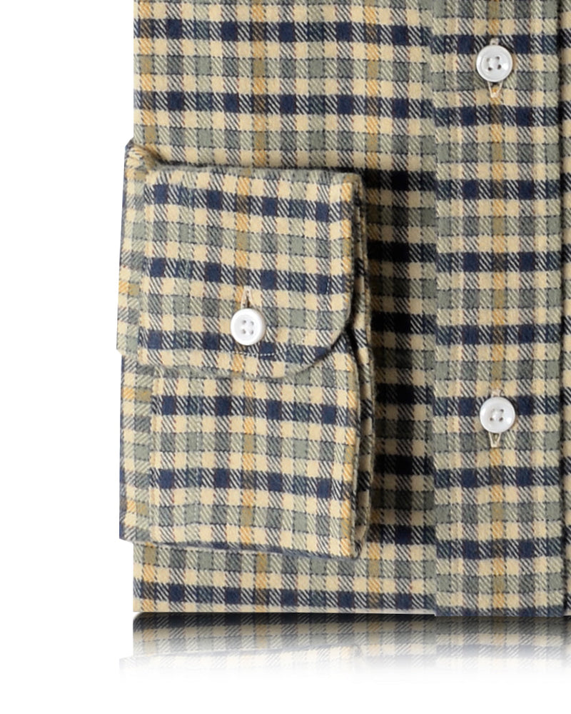 Marineblaues Tattersall-Hemd auf beigem Flanell