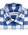 Selbstdruck auf blau-weißen Makro-Checks