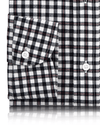 Rote Nadelstreifen auf schwarzem Gingham-Hemd