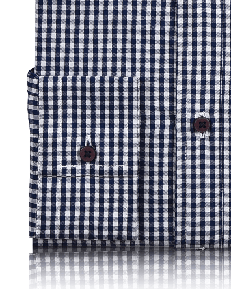 Marineblaues und weißes Makro-Gingham-Karohemd