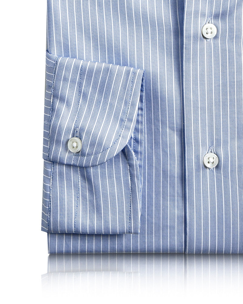 Chemise d'affaires à rayures bleues et blanches