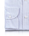 Weißes Bleistift-Streifen-Shirt in Baby-Blau