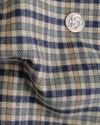 Marineblaues Tattersall-Hemd auf beigem Flanell