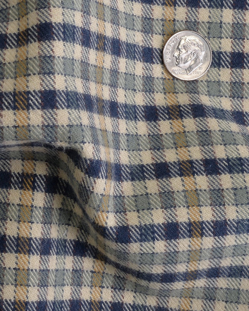 Marineblaues Tattersall-Hemd auf beigem Flanell