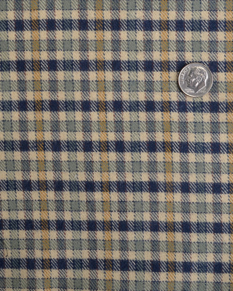 Marineblaues Tattersall-Hemd auf beigem Flanell