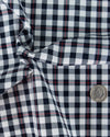 Rote Nadelstreifen auf schwarzem Gingham-Hemd