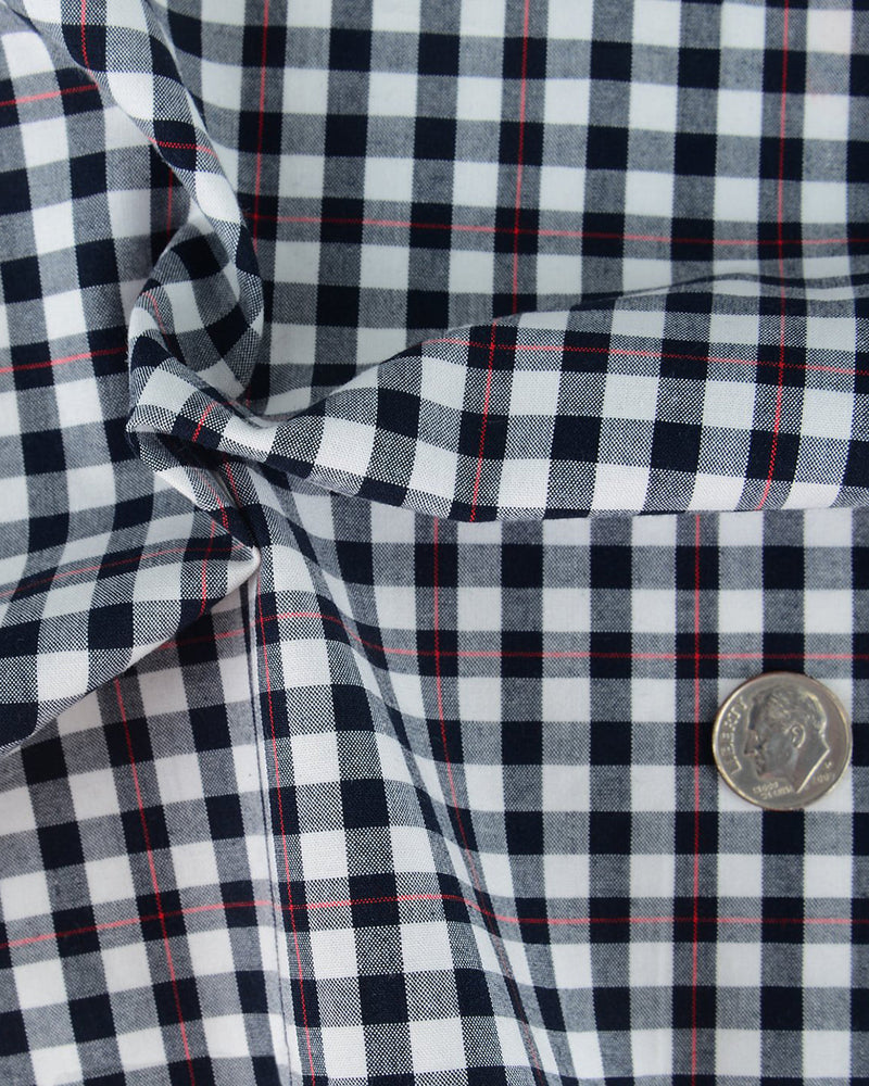 Rote Nadelstreifen auf schwarzem Gingham-Hemd
