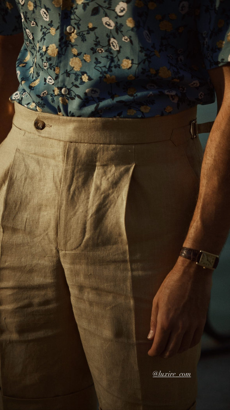 Plissierte goldgelbe Leinen-Shorts