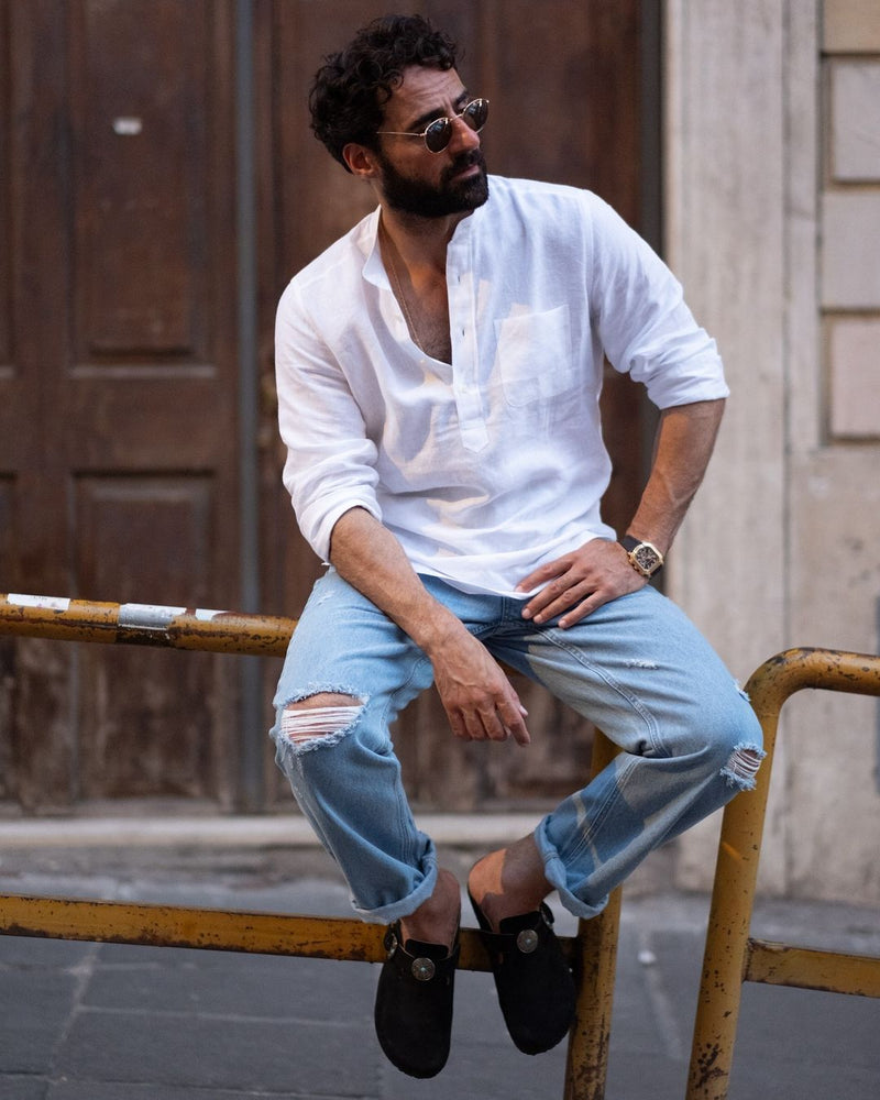 Verwaschene hellblaue Jeans im Used-Look