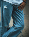 Verwaschene hellblaue Jeans im Used-Look