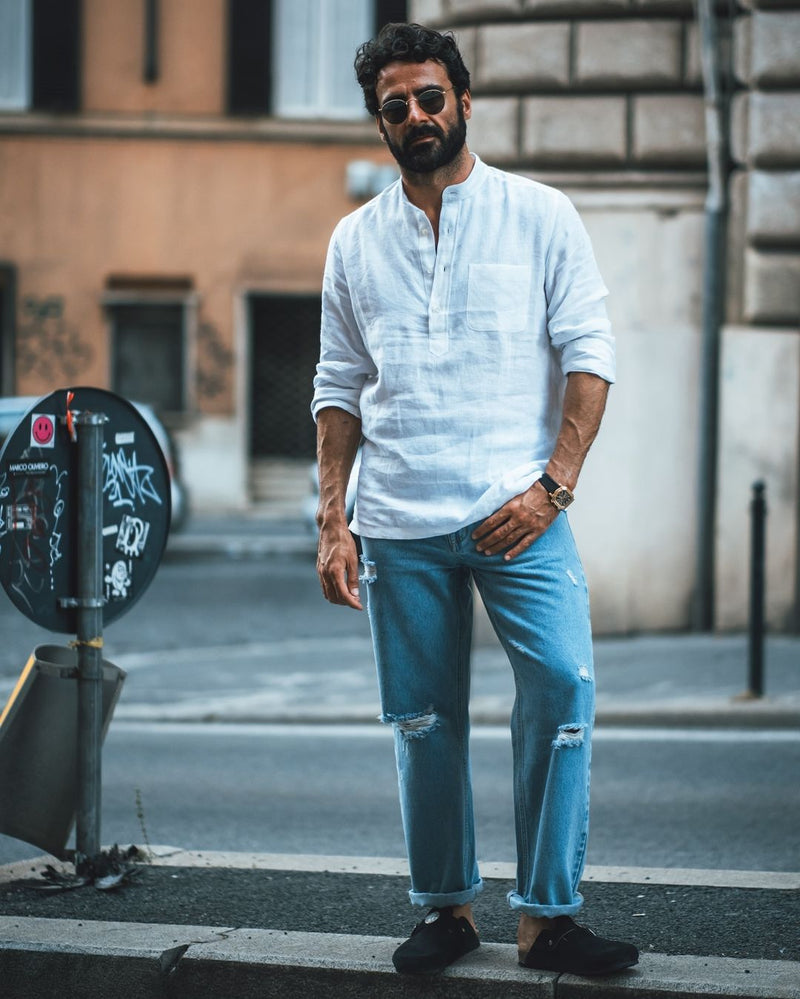 Verwaschene hellblaue Jeans im Used-Look