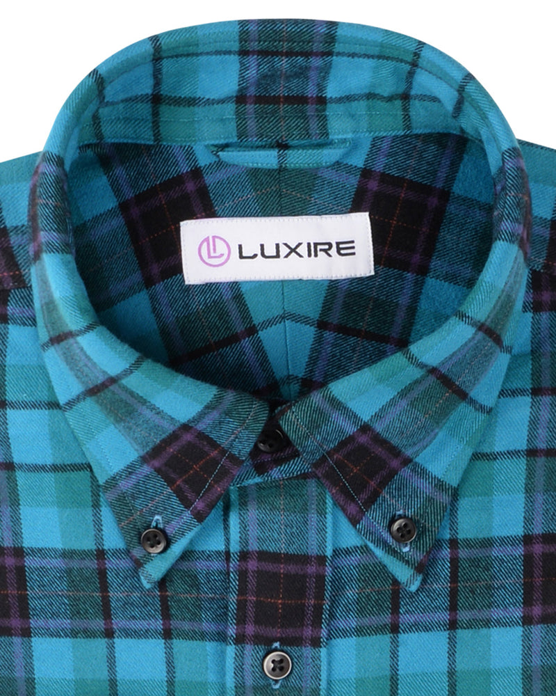 Tartan turquoise, noir et violet sur fond vert forêt