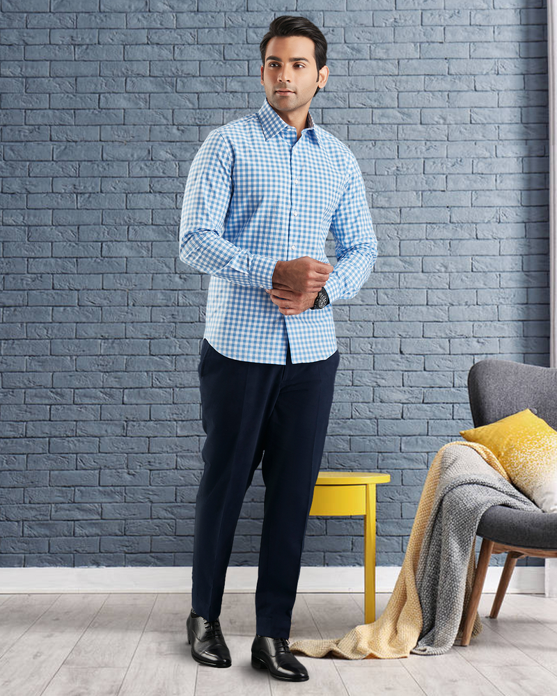 Blau auf weißem, breites Gingham-Karohemd