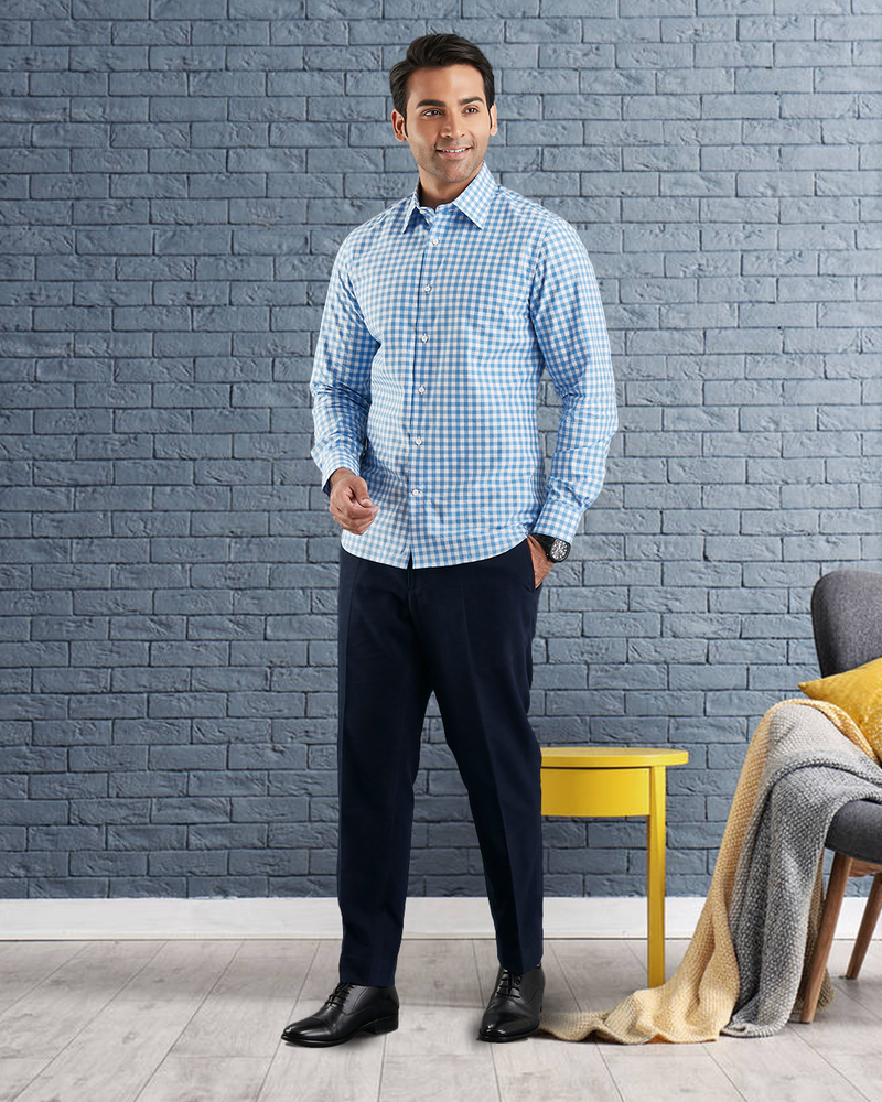 Blau auf weißem, breites Gingham-Karohemd
