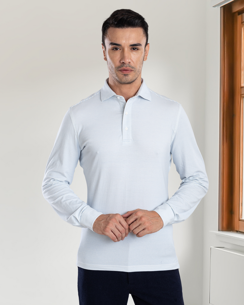 Hellblau-weißes Polo-T-Shirt mit Candy-Streifen