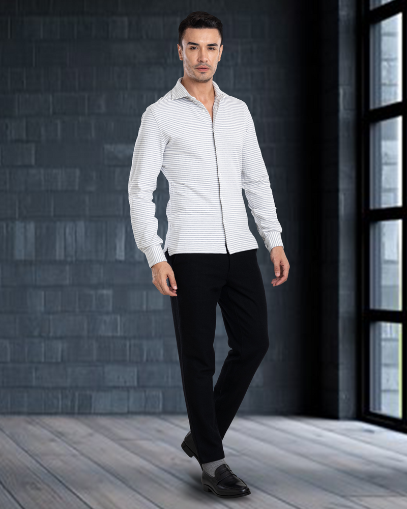 Poloshirt mit grauen und weißen Zuckerstreifen