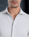 Poloshirt mit grauen und weißen Zuckerstreifen