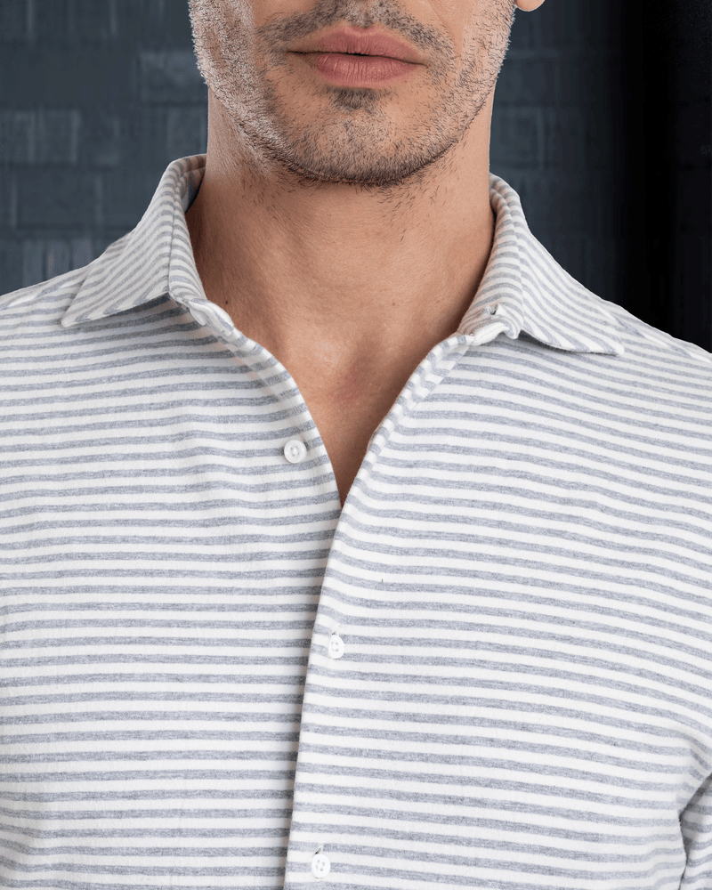 Poloshirt mit grauen und weißen Zuckerstreifen
