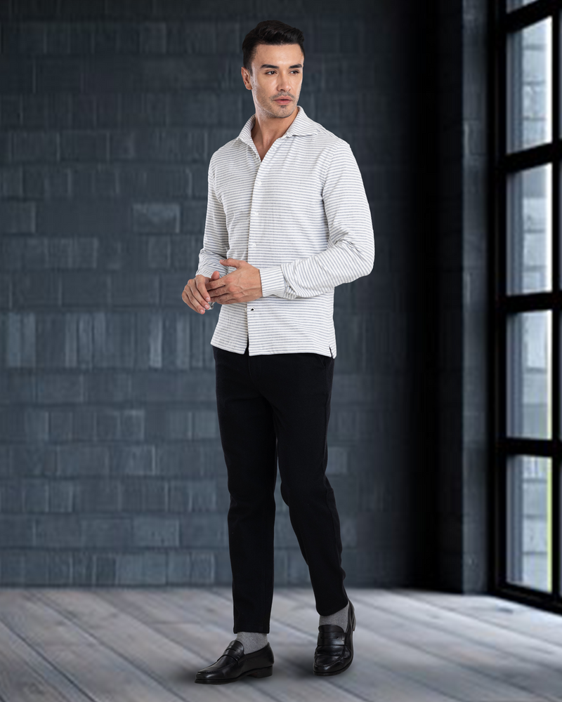 Poloshirt mit grauen und weißen Zuckerstreifen