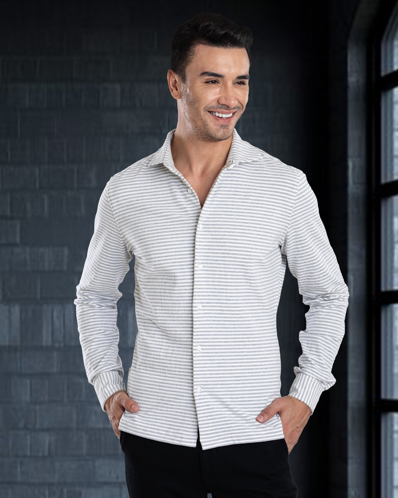 Poloshirt mit grauen und weißen Zuckerstreifen