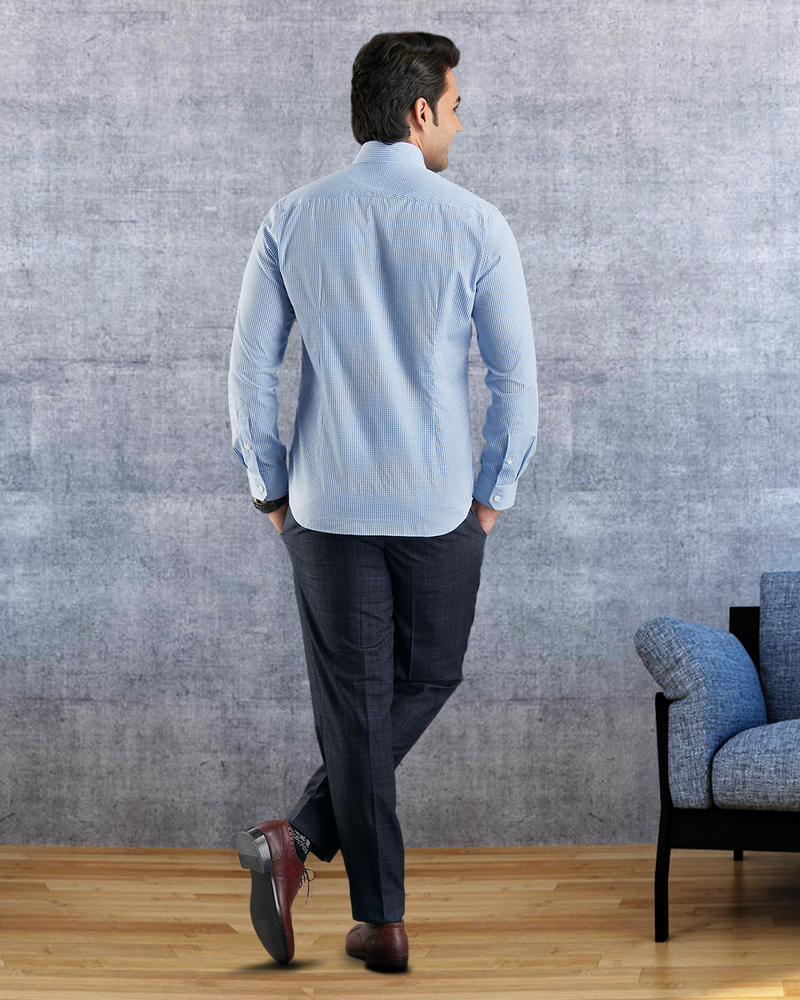 Himmelblaues kariertes Hemd